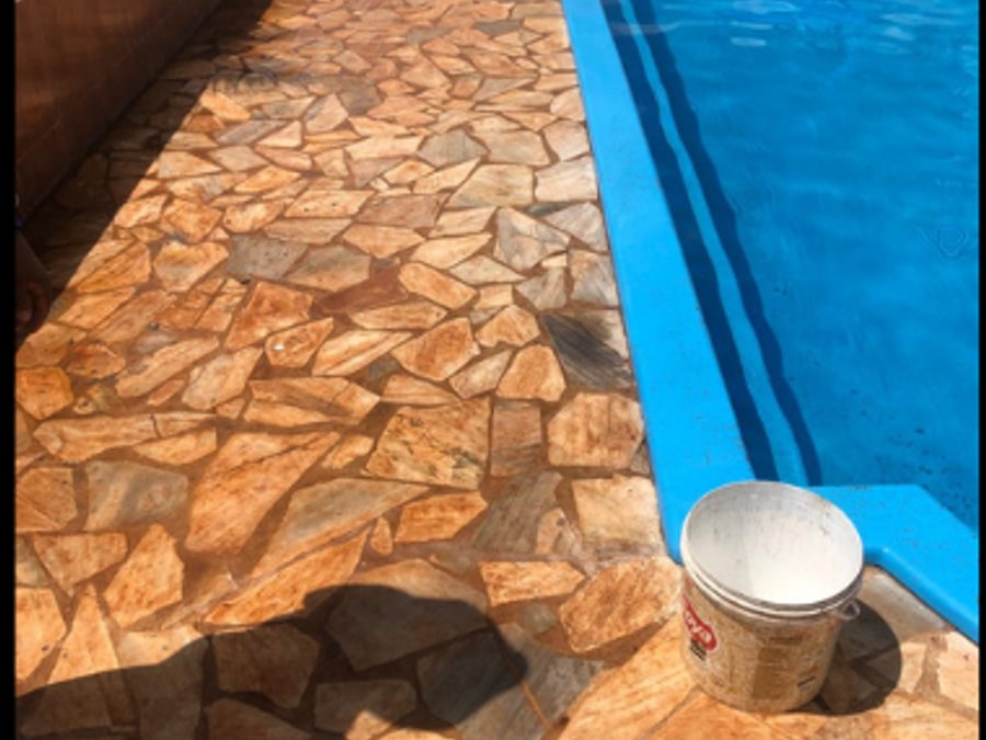 Piso de pedra em área externa
