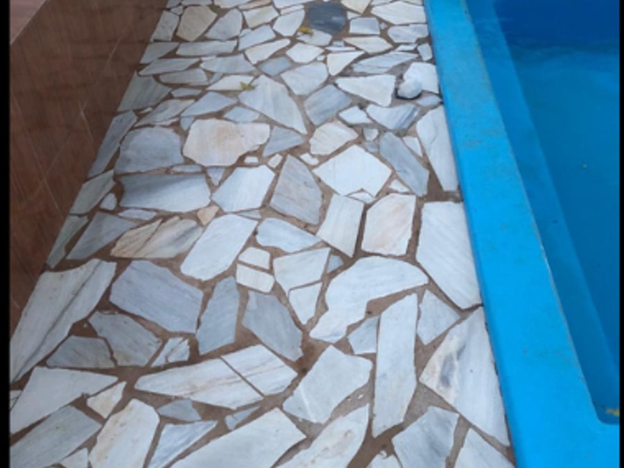 Área externa com piso de pedra