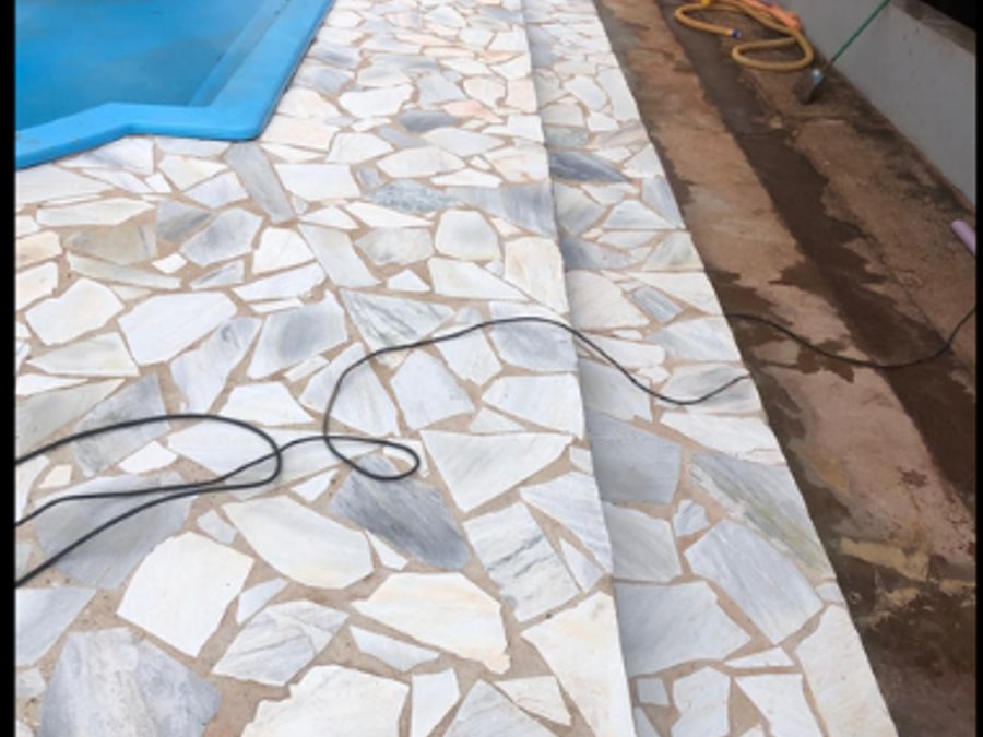 Área externa com piso limpo
